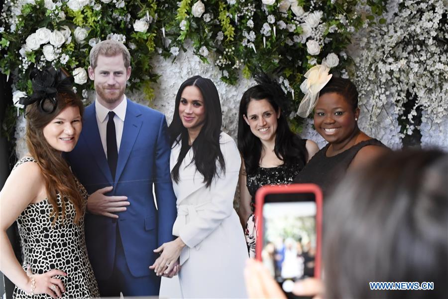 U.S.-WASHINGTON D.C.-ROYAL WEDDING-THEMED PUB-FANS