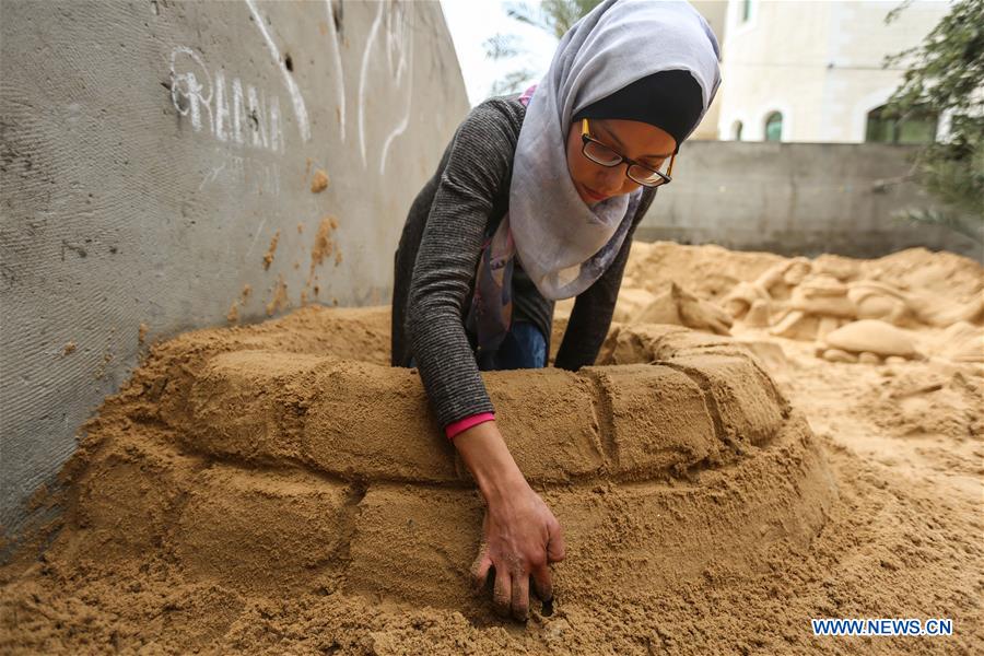 MIDEAST-GAZA-SAND SCULPTURES-WOMAN