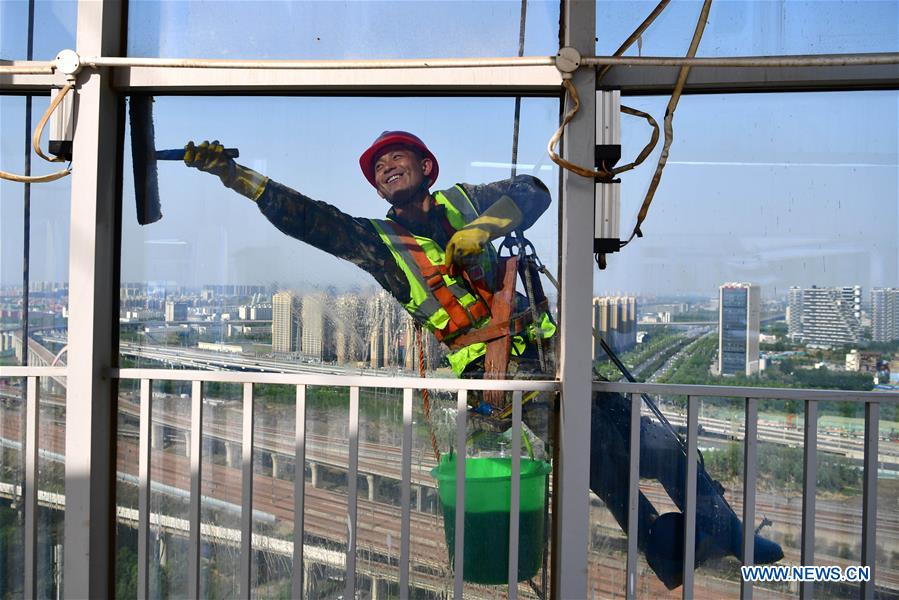 CHINA-ZHENGZHOU-SKYSCRAPER EXTERIOR CLEANERS (CN)