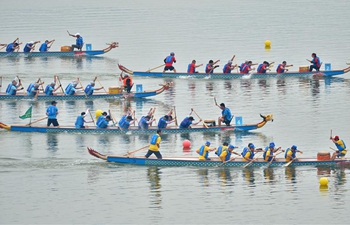 People participate in dragon boat race in central China's Hubei